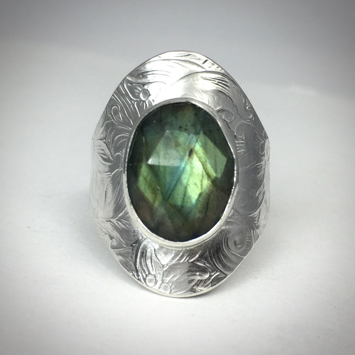 Handcrafted quality labradorite ring